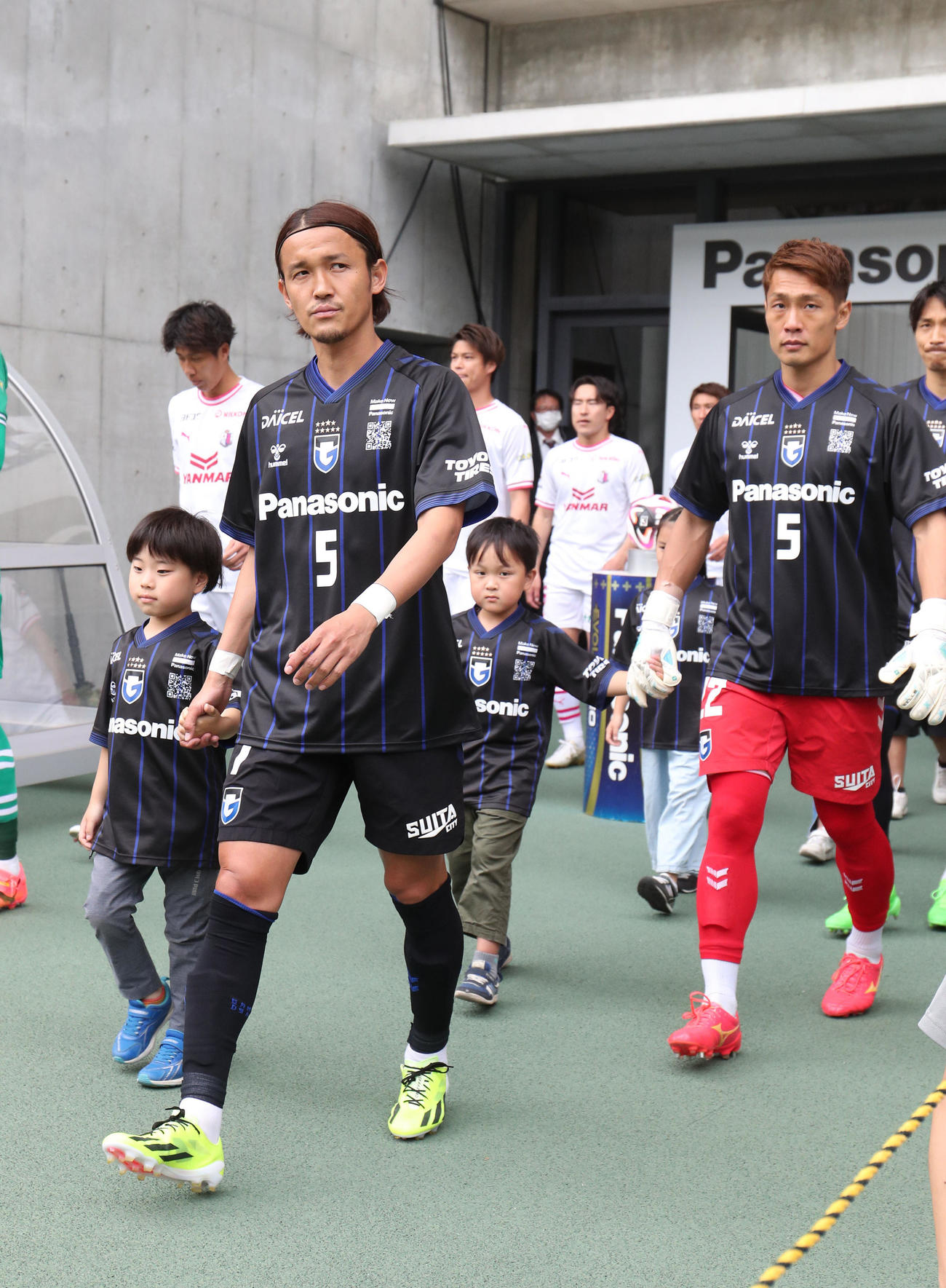 三浦のユニホームを着て入場するG大阪宇佐見（左）（撮影・白石智彦）