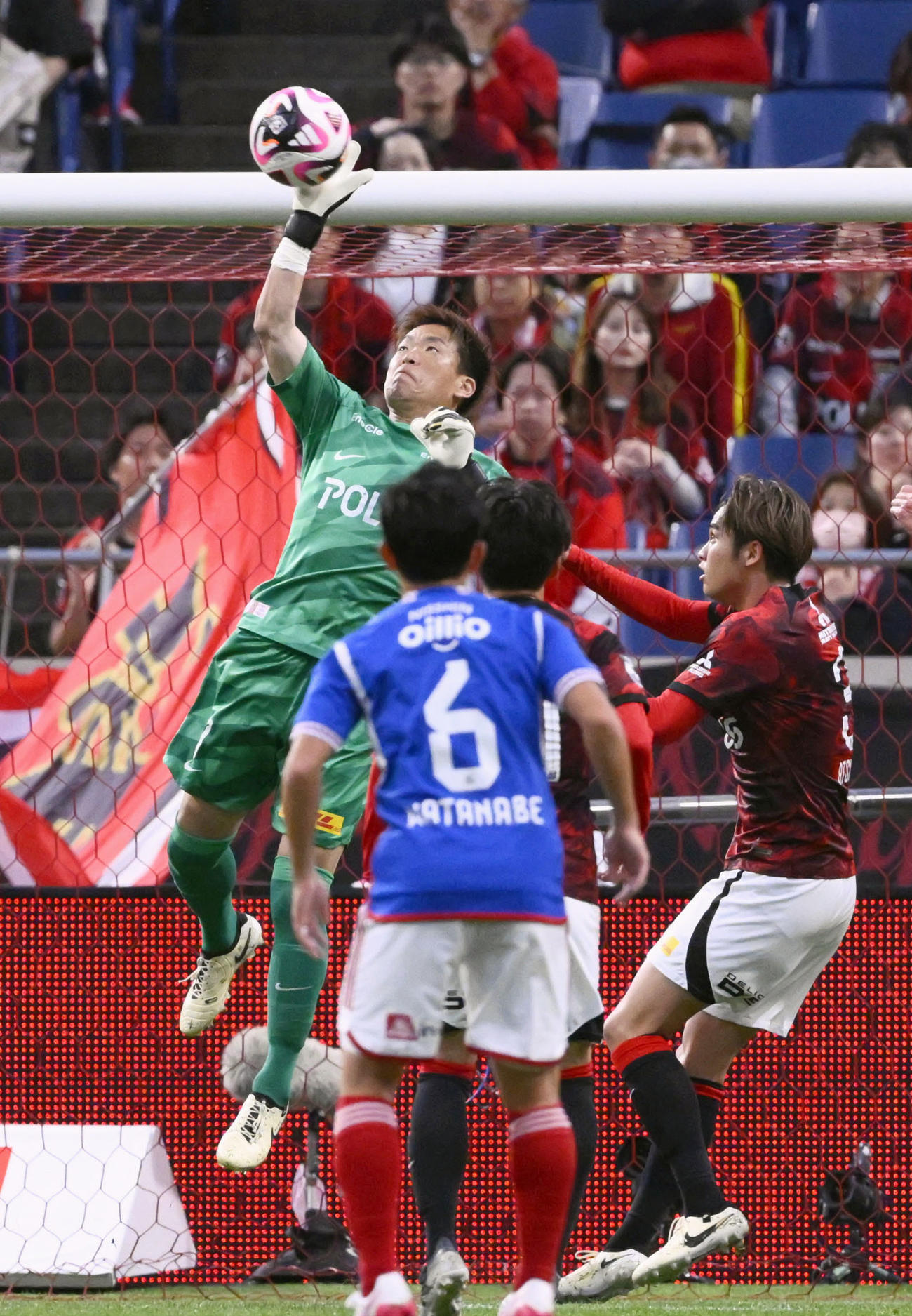 後半、クリアする浦和GK西川（左）（共同）
