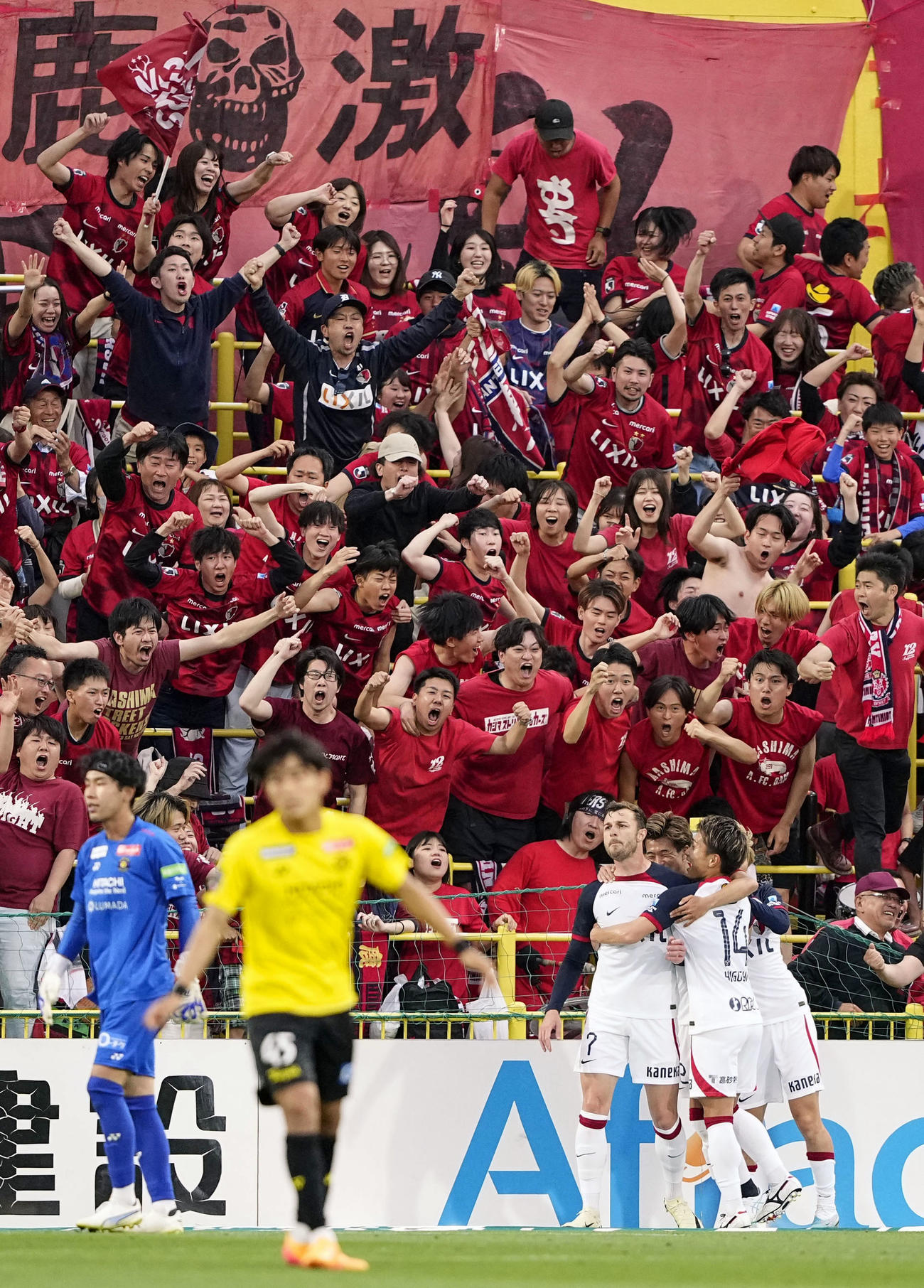 柏―鹿島　試合終了間際、決勝ゴールを決め祝福される鹿島チャブリッチ（右下）と大喜びのサポーター（共同）