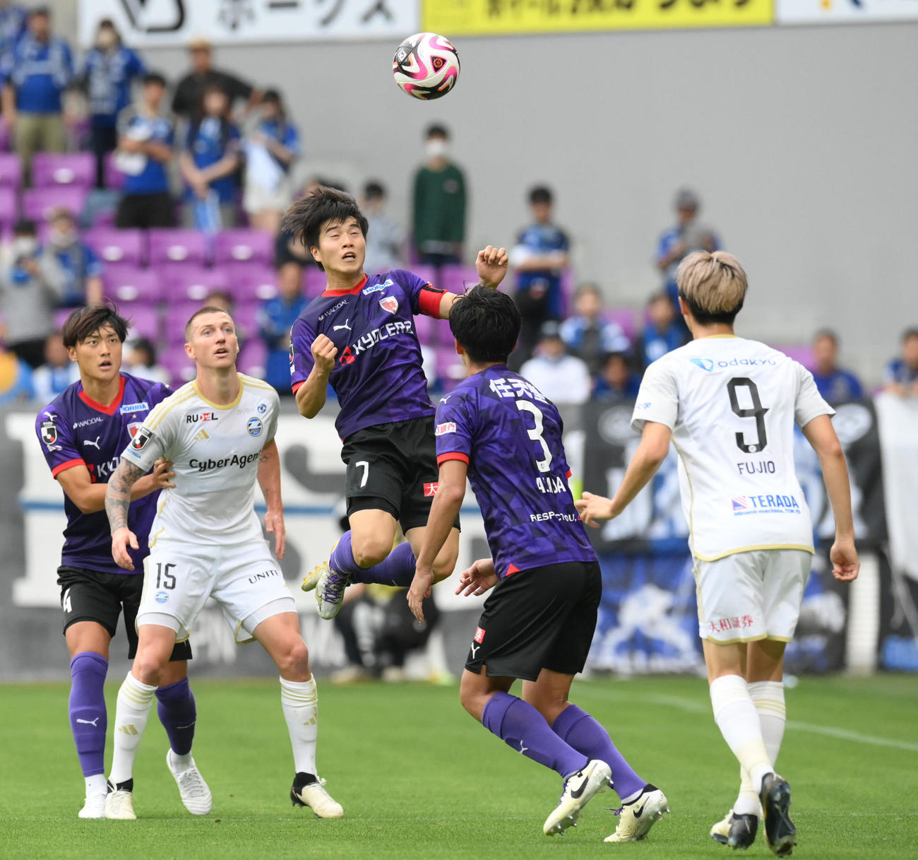 京都対町田　後半、ヘディングでパスを出す京都の川崎＜7＞（撮影・滝沢美穂子）