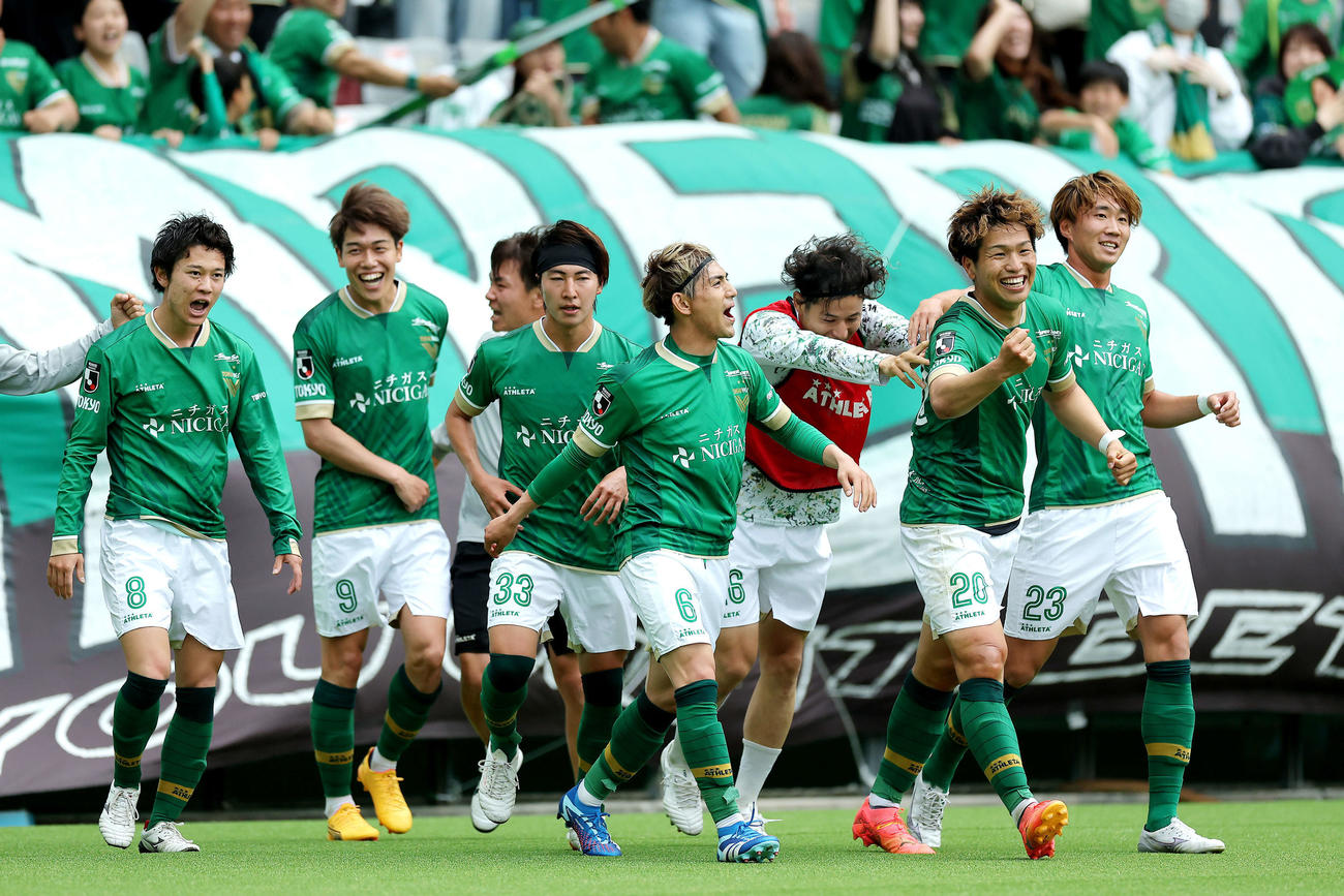 東京V対磐田　後半、決勝点となるゴールを決め、チームメートに迎えられる東京V木村（右から2人目）（撮影・河田真司）