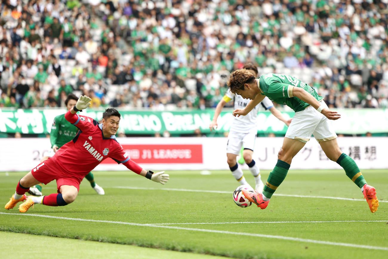東京V対磐田　後半、決勝点となるゴールを決める東京V木村（右）。左は磐田GK川島（撮影・河田真司）