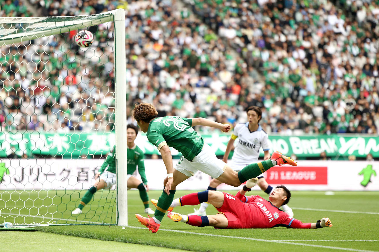 東京V対磐田　後半、決勝点となるゴールを決める東京V木村（中央）（撮影・河田真司）