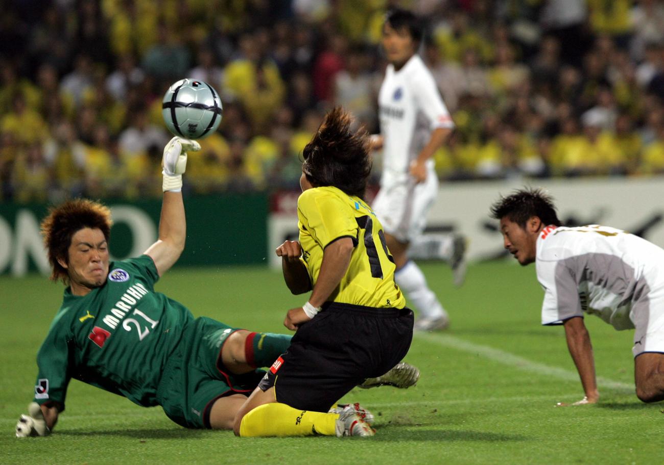 2005年7月2日、大分対横浜でファインセーブする大分GK西川周作
