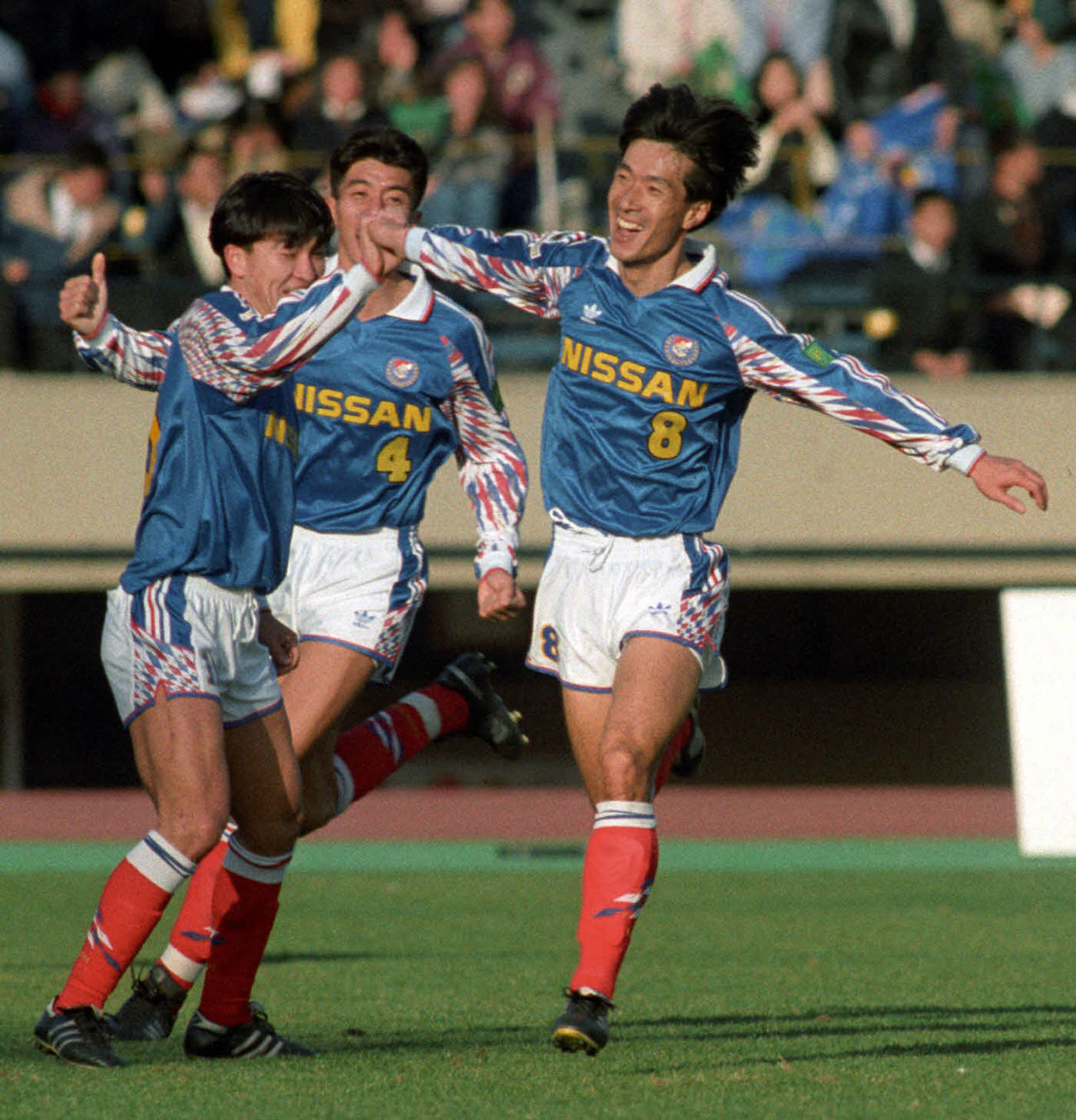 93年1月、天皇杯決勝戦で先制ゴールを決めて喜ぶ日産MF水沼貴史(右)
