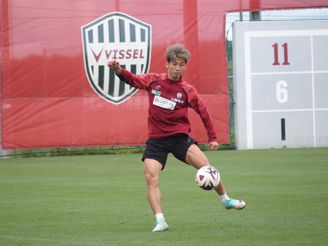 シュートを打つ神戸FW大迫勇也（撮影・永田淳）