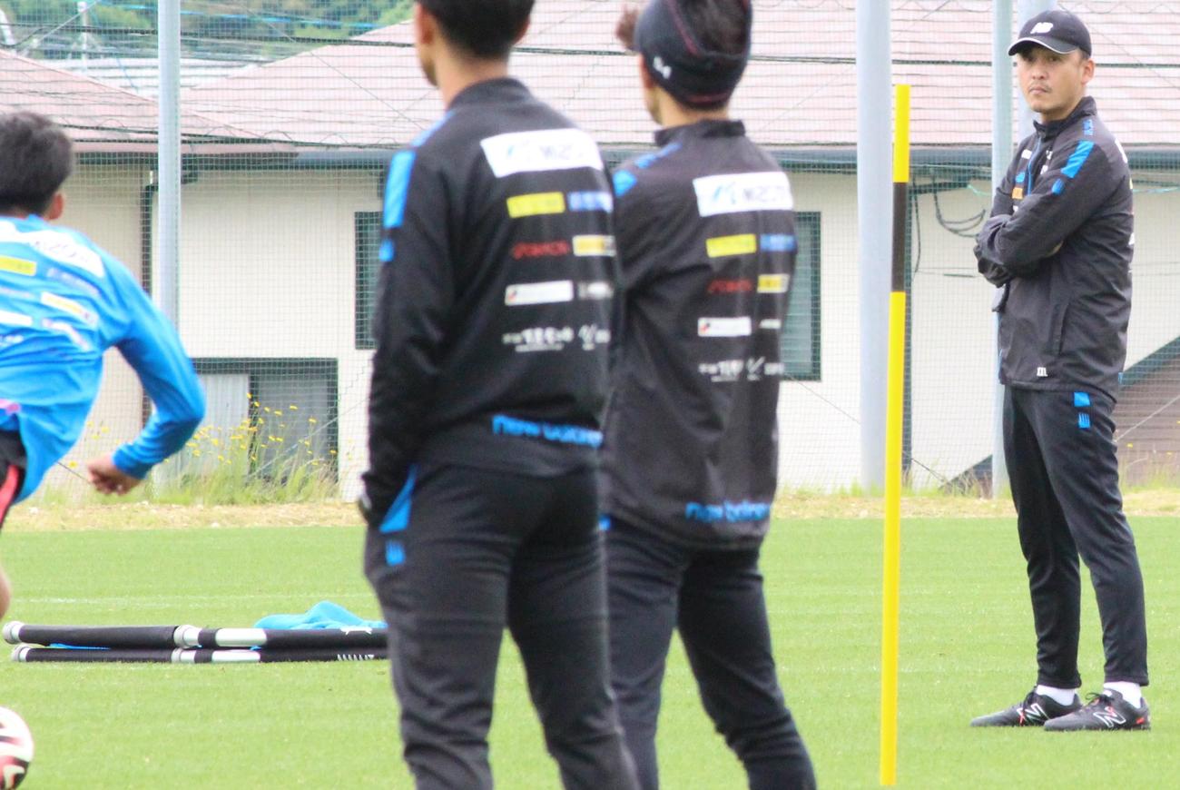 練習を見守る鳥栖・川井健太監督（右端）（撮影・菊川光一）