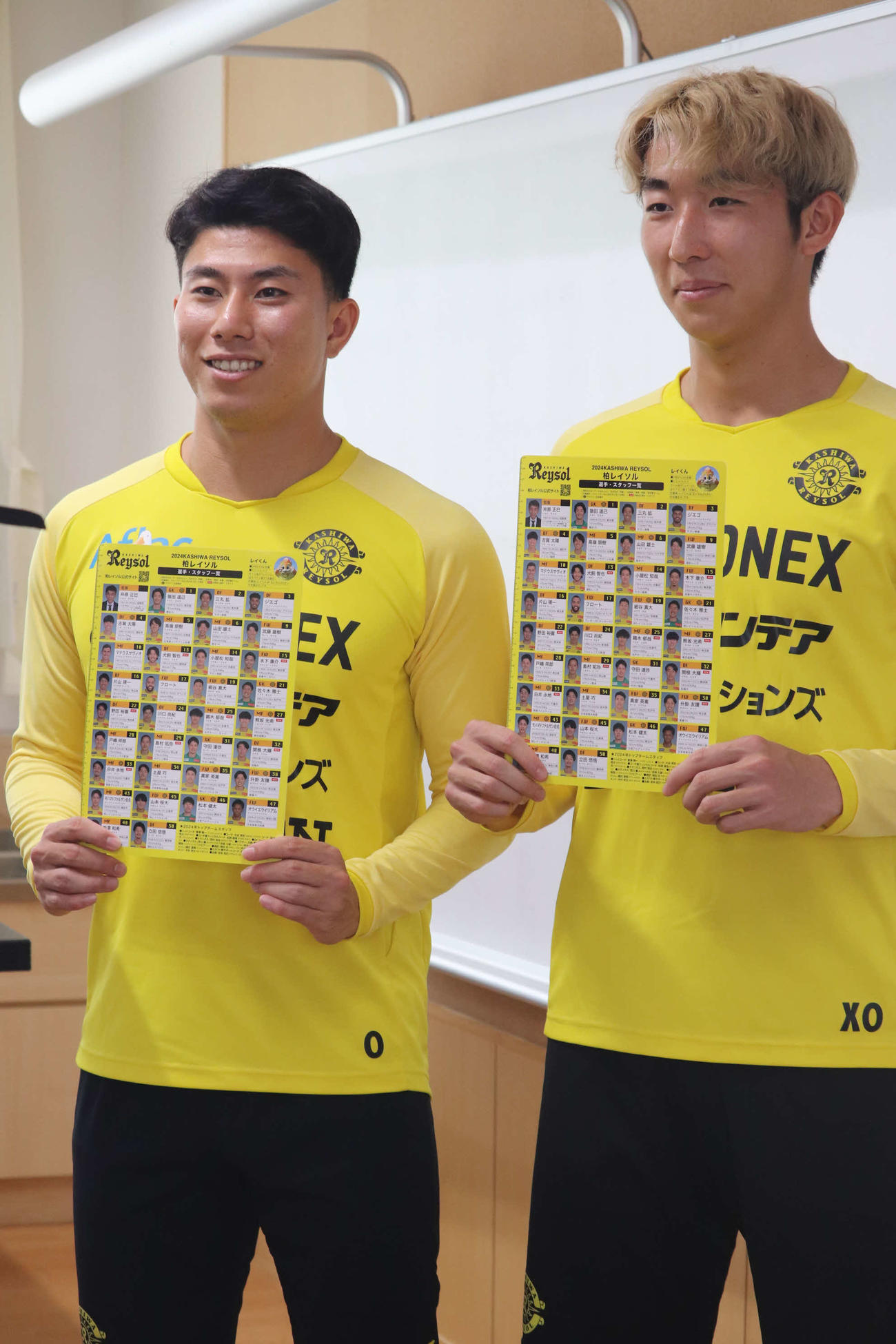 柏第三小学校の児童にレイソルのオリジナル下敷きをプレゼントしたFW細谷（左）とDF関根