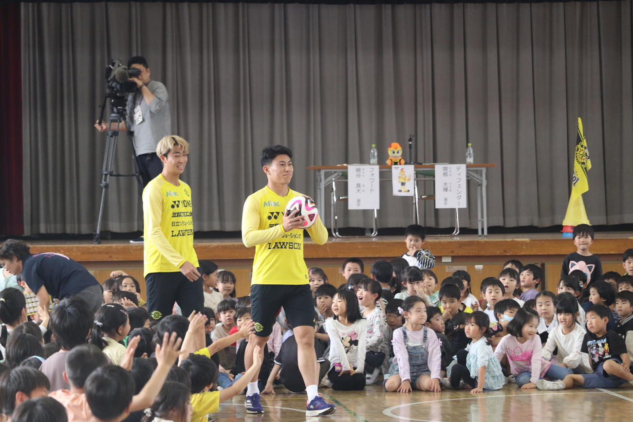 柏第三小学校を訪問したU－23日本代表の柏DF関根（左）とFW細谷