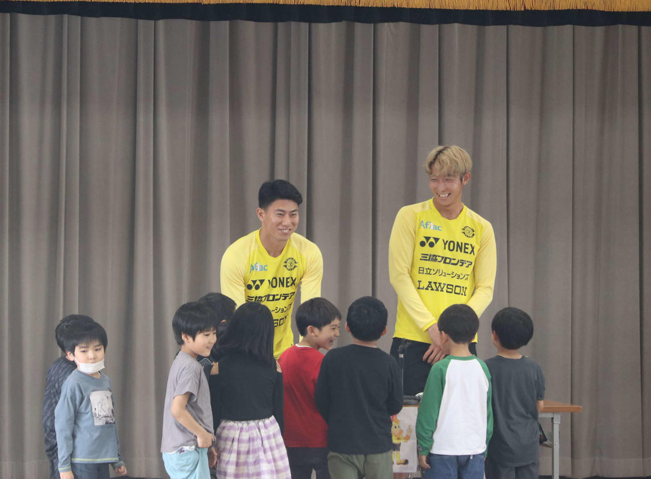 柏第三小学校を訪問し児童と交流したU－23日本代表の柏DF関根（右）とFW細谷