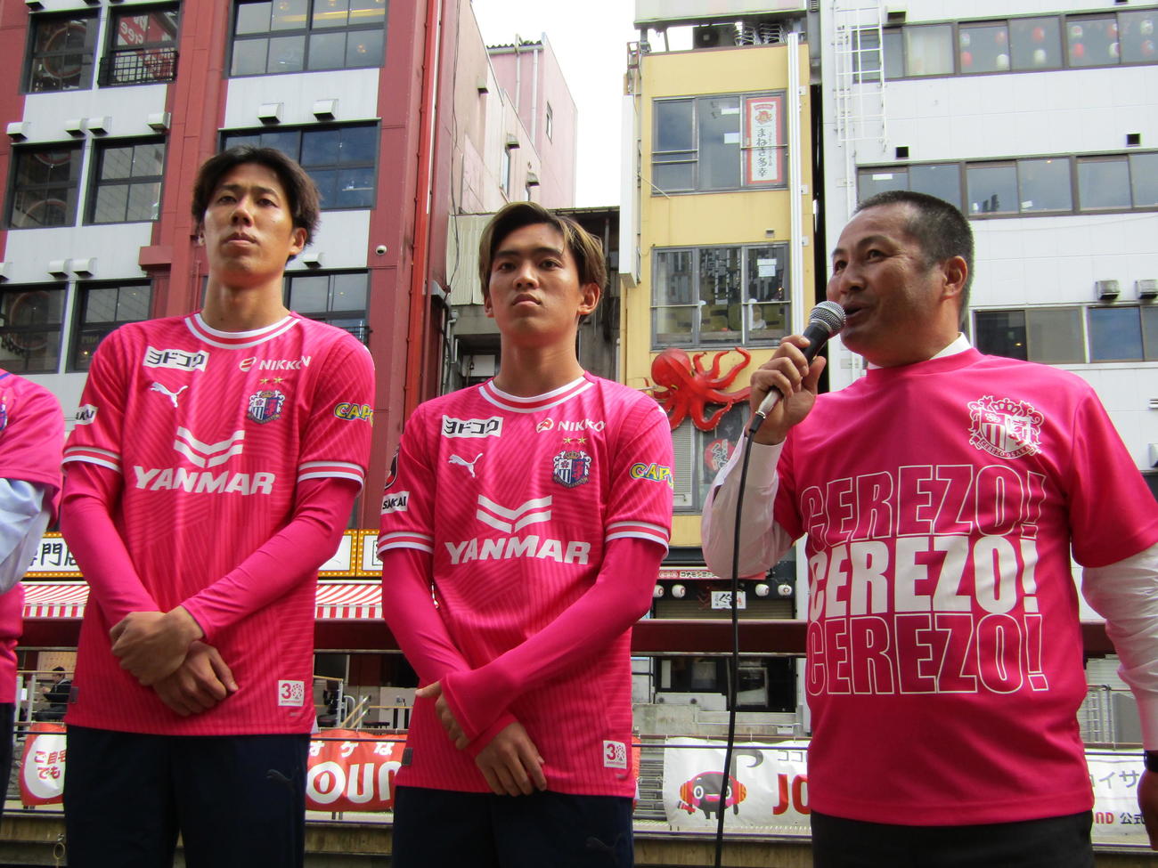 道頓堀で行われたイベントであいさつする右から、C大阪森島寛晃社長、北野、田中
