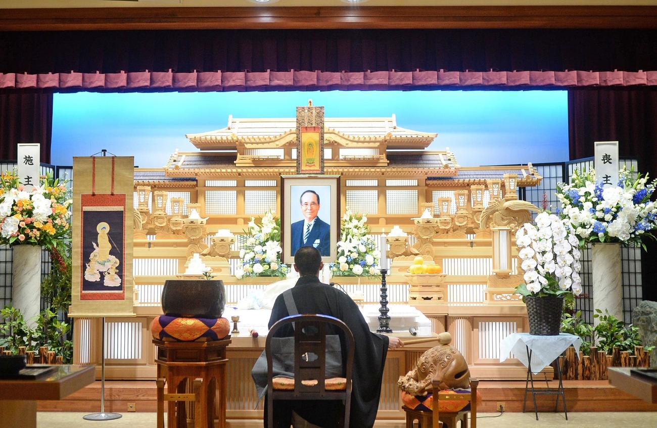 遺影が飾られた勝沢要さんの祭壇