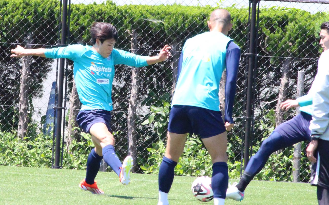 ボール回しで軽快な動きを見せる福岡FW岩崎悠人（左）（撮影・菊川光一）