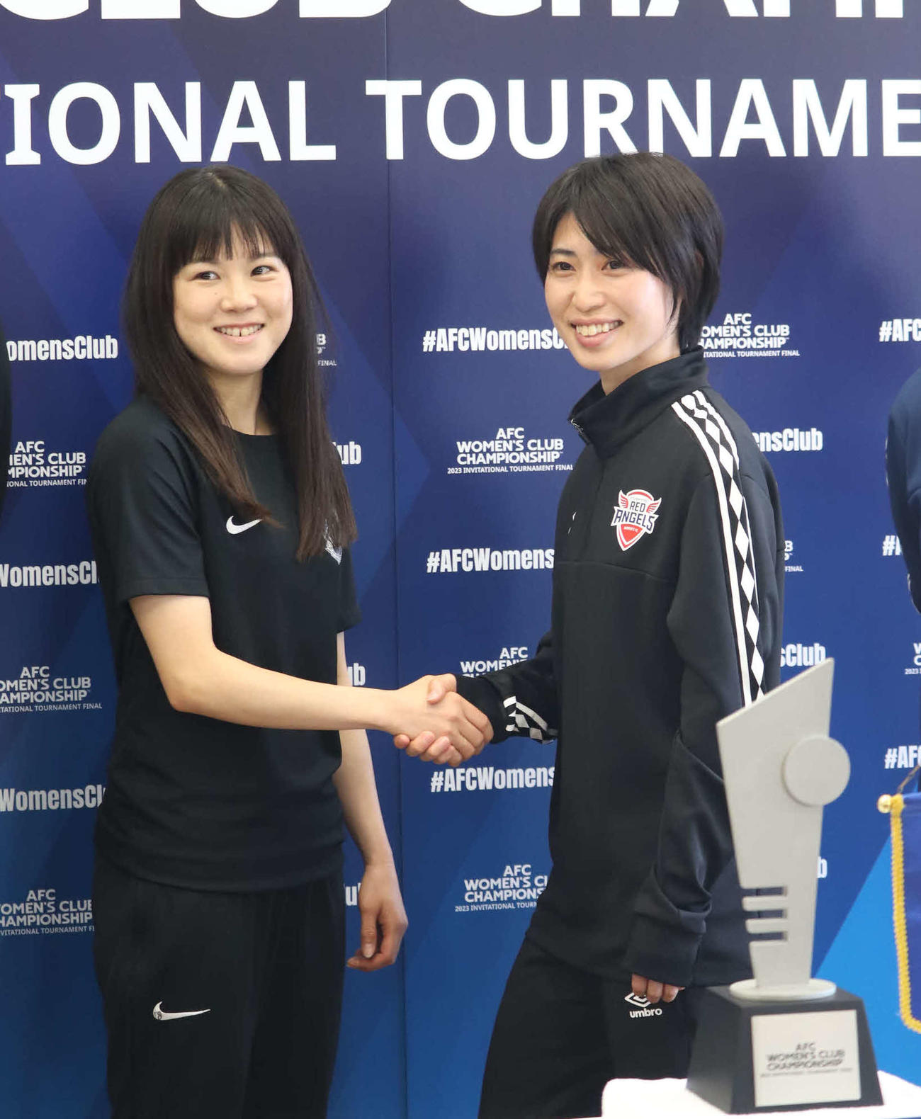 女子のアジア・クラブ選手権決勝で対戦相手として再会した三菱重工浦和MF柴田華絵（左）と仁川現代製鉄MF田中陽子