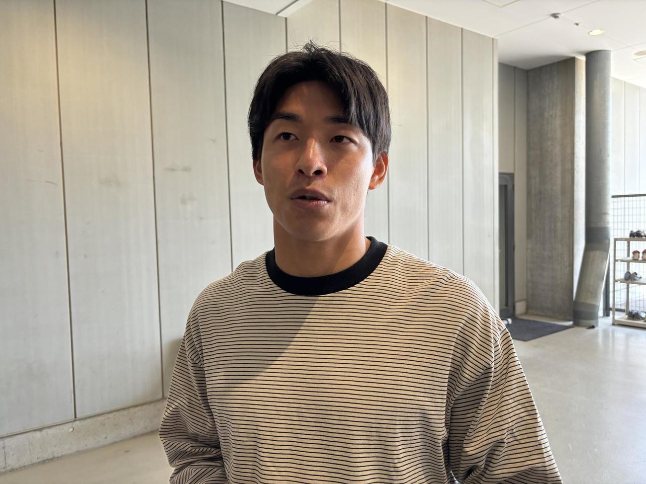 非公開練習後に取材対応するG大阪DF半田陸（撮影・永田淳）