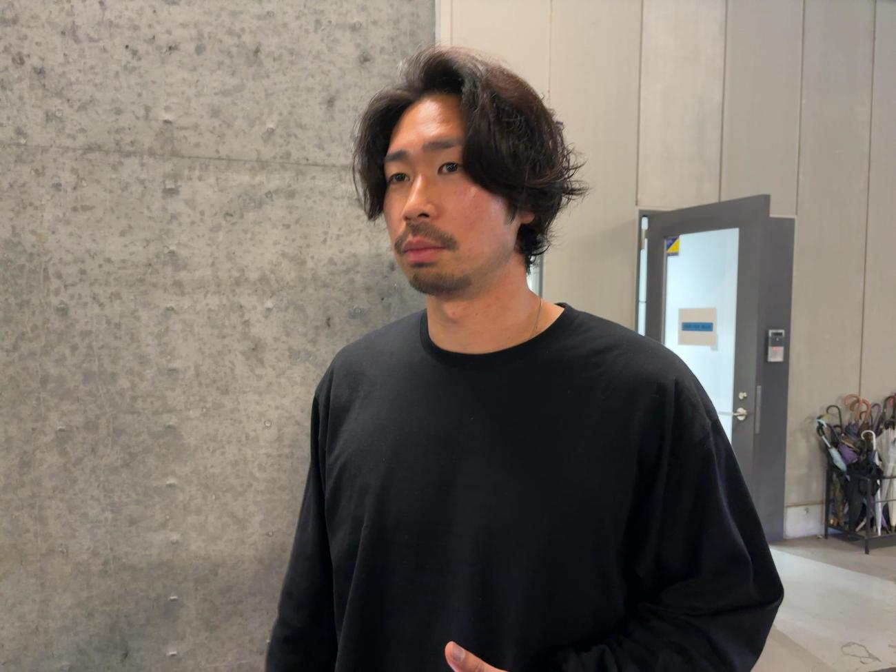 取材対応するG大阪DF三浦弦太（撮影・永田淳）
