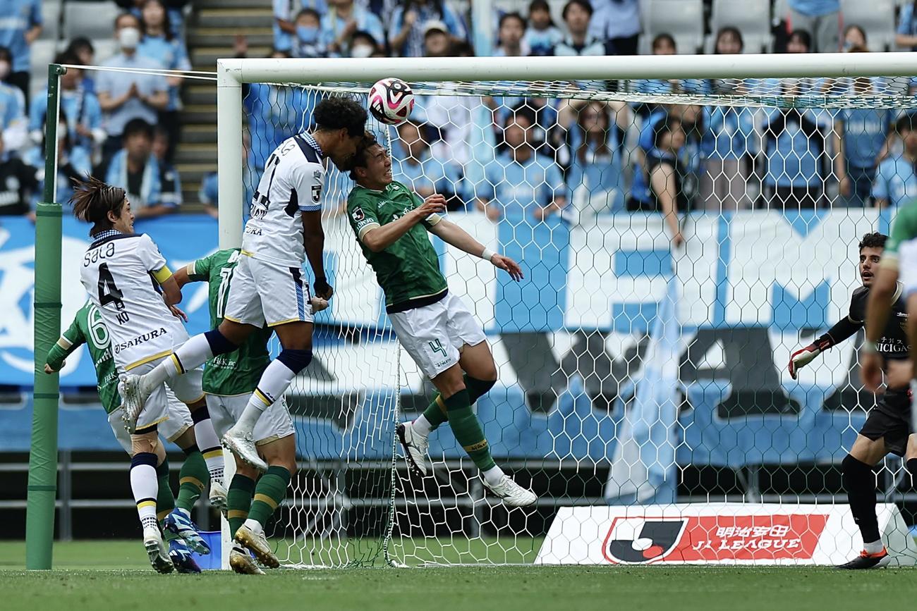6日、東京V対磐田　後半、同点ゴールを決める磐田FWジャーメイン（左から4人目）（撮影・河田真司）