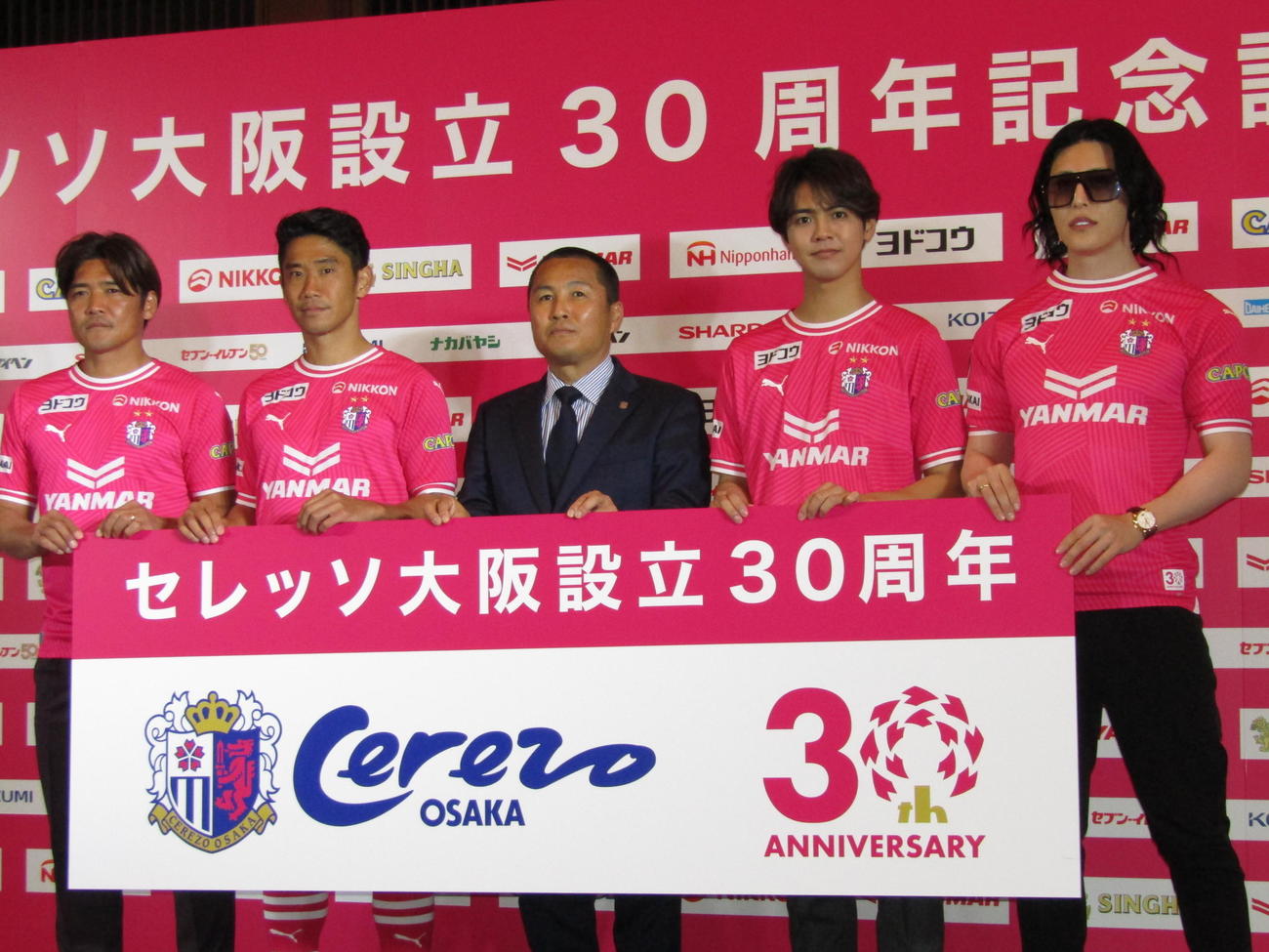 C大阪設立30周年会見に出席したローランド（右端）（23年11月28日撮影）