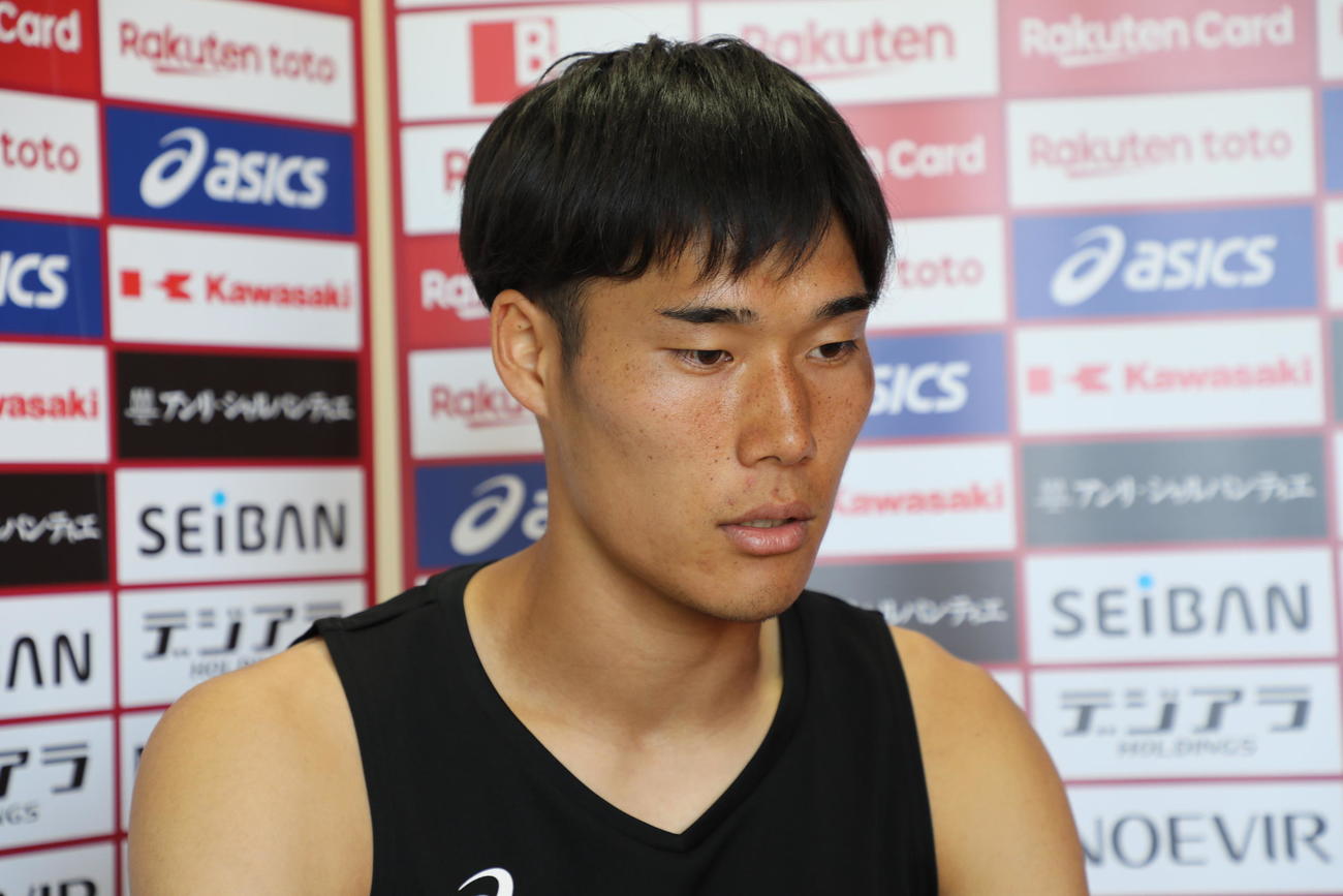 オンライン取材に対応する神戸DF山川哲史（C）VISSEL KOBE