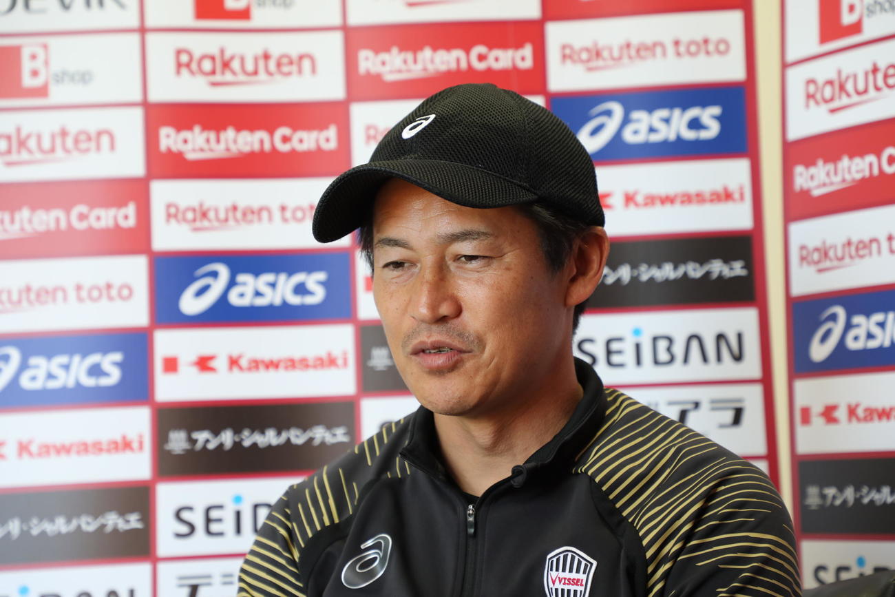 オンライン取材に対応する神戸・吉田孝行監督（C）VISSEL KOBE