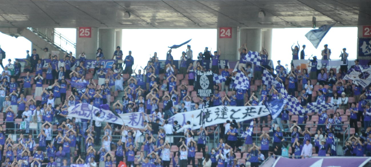 5月3日、新潟対広島　試合前広島サポーターが「広島の男　新井直人　俺達と共に」と横断幕を掲げると、新潟サポーターが大ブーイング