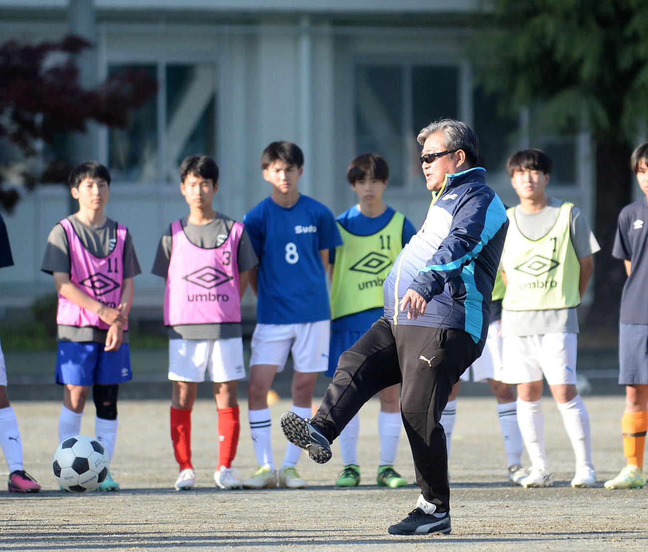 実戦メニューの前に手本を見せる吉原の渡辺監督（手前）