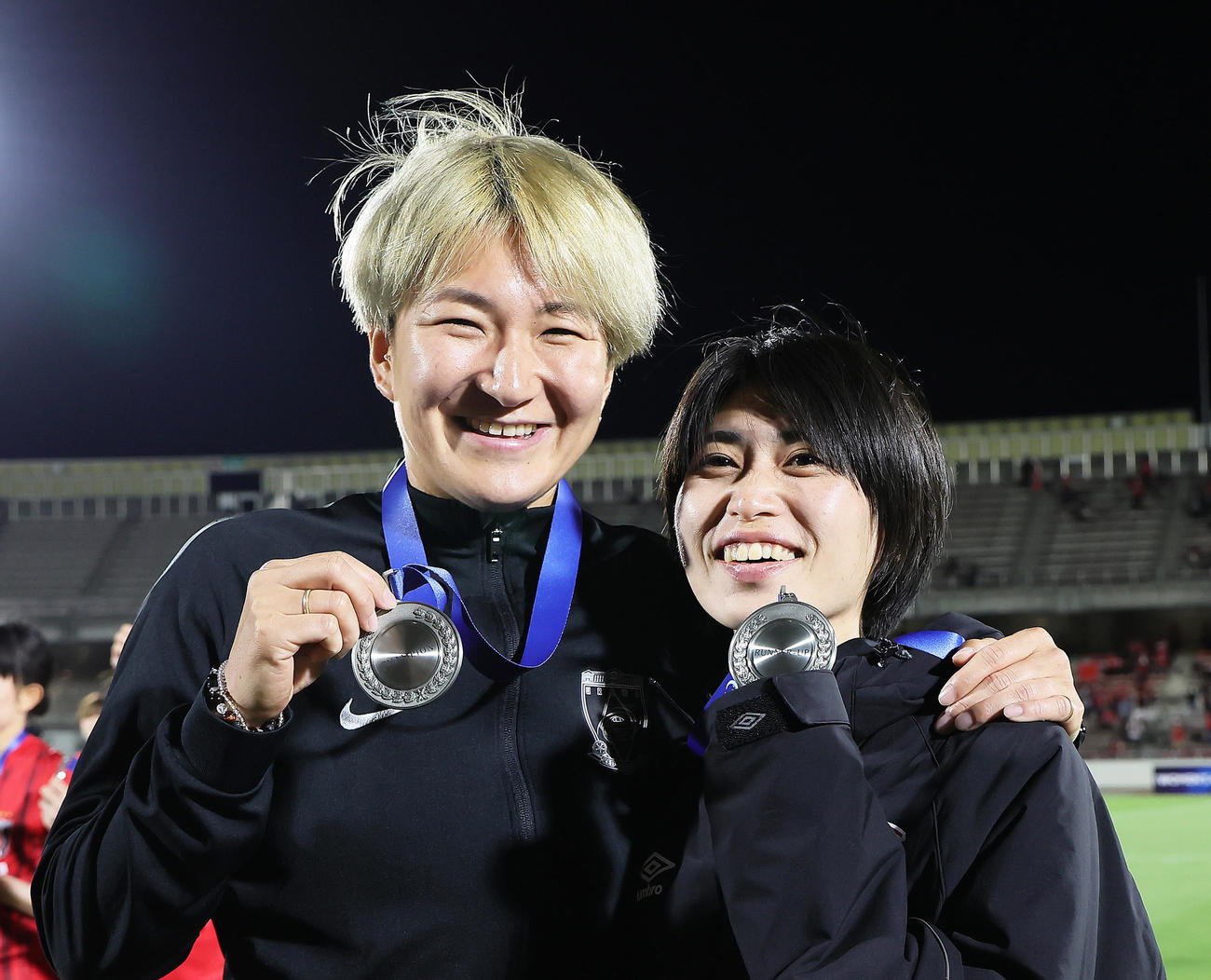 試合後、再会に笑顔を見せる三菱重工浦和菅沢（左）と仁川現代製鉄田中（撮影・足立雅史）