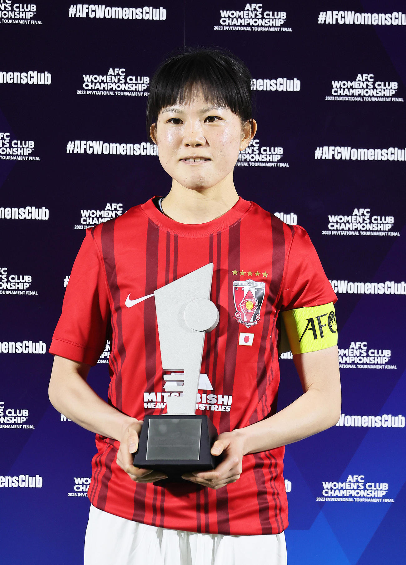 三菱重工浦和対仁川現代製鉄　優勝トロフィーを手に笑顔を見せる三菱重工浦和柴田（撮影・足立雅史）