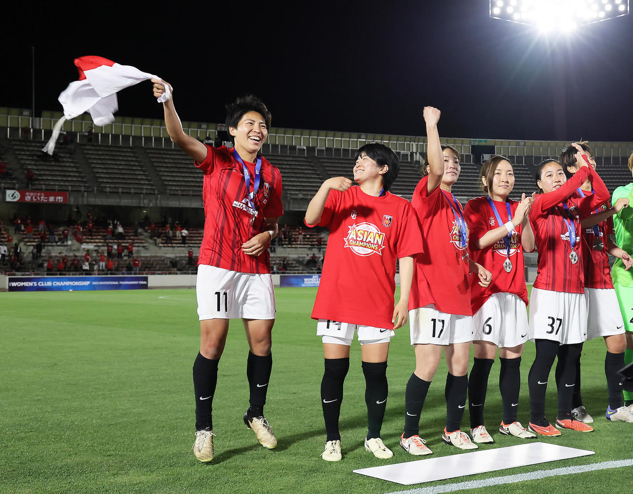 三菱重工浦和対仁川現代製鉄　優勝を喜ぶ三菱重工浦和清家（左端）ら（撮影・足立雅史）