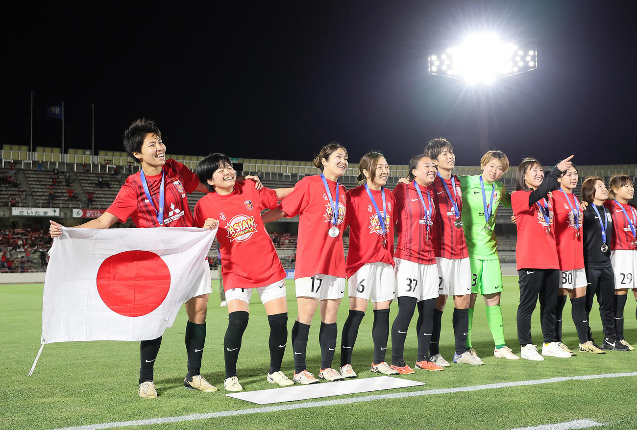 三菱重工浦和対仁川現代製鉄　優勝し、笑顔で歌う三菱重工浦和清家貴子（左端）ら（撮影・足立雅史）