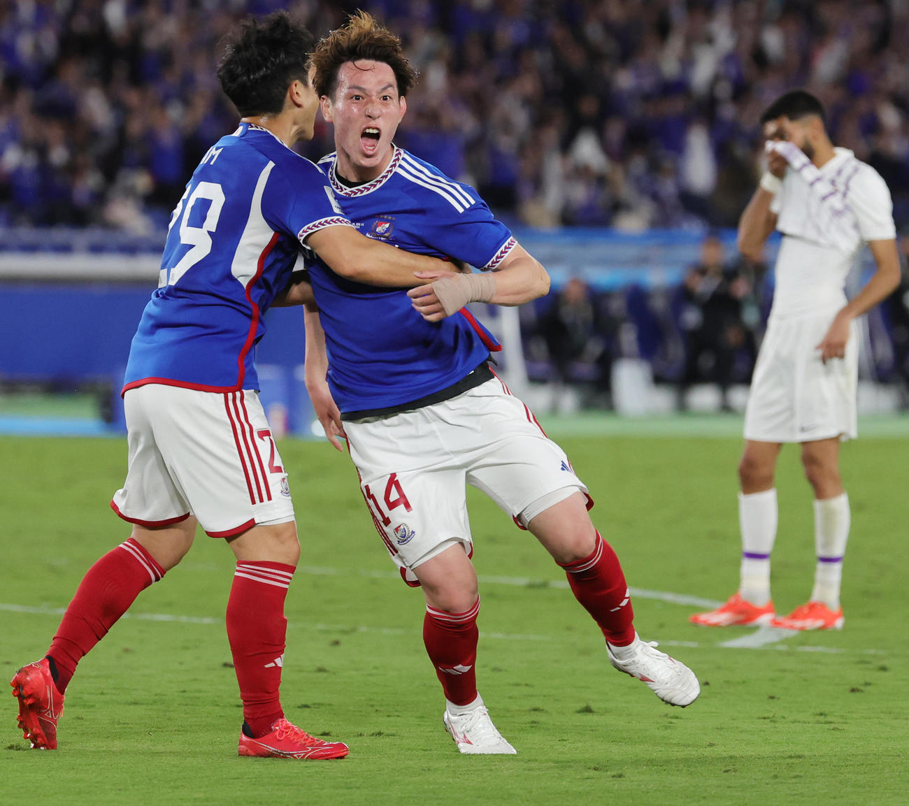 横浜対アルアイン　後半、ゴールを決め喜ぶ横浜植中（撮影・野上伸悟）