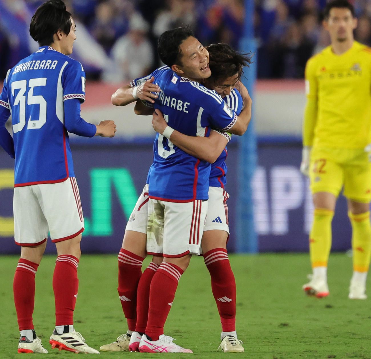 横浜対アルアイン　勝利を喜ぶ横浜渡辺皓ら（撮影・野上伸悟）