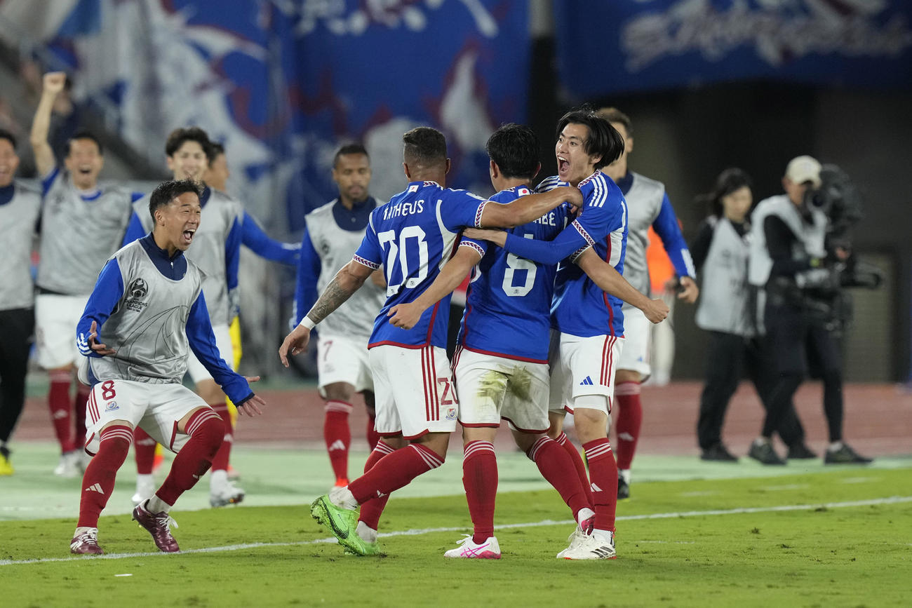ゴールを決めた横浜MF渡辺皓太を祝福するメンバーら（AP）