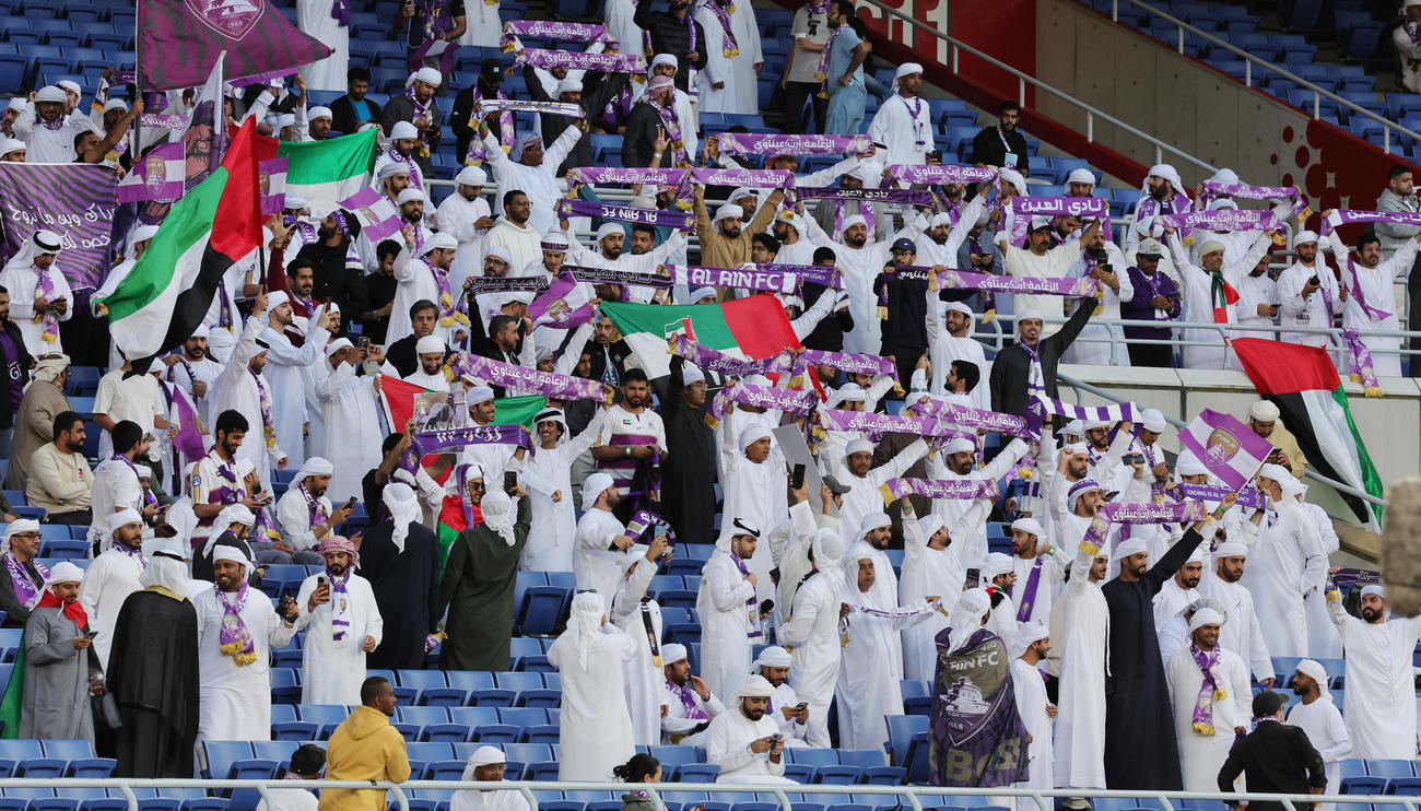 横浜対アルアイン　試合前から盛り上がるアルアインのサポーター（撮影・野上伸悟）