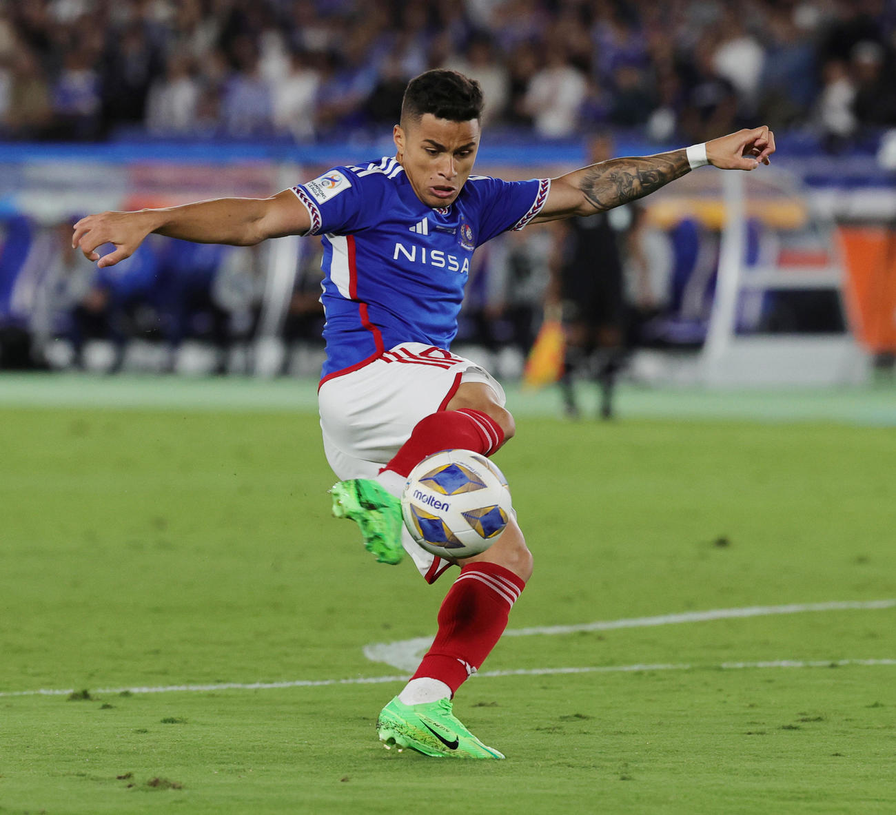 横浜対アルアイン　前半、シュートを放つ横浜ヤン・マテウス（撮影・野上伸悟）