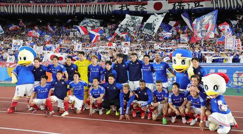 横浜対アルアイン　2－1で勝利しサポーターと記念撮影する横浜の選手たち（撮影・野上伸悟）