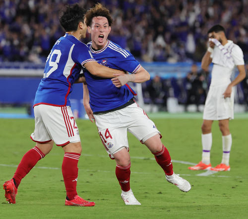 横浜対アルアイン　後半、ゴールを決め喜ぶ横浜植中（撮影・野上伸悟）