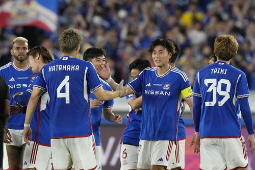 勝利し歓喜する横浜のメンバー（AP）