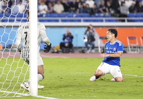 横浜－アルアイン　後半、チーム2点目のゴールを決める横浜渡辺皓（右）（共同）