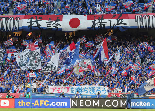 横浜対アルアイン　試合前から盛り上がる横浜サポーター（撮影・野上伸悟）