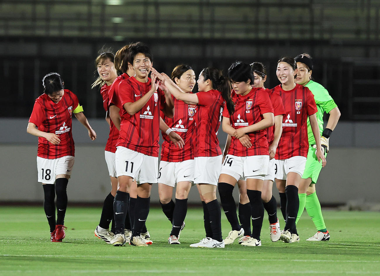 三菱重工浦和対仁川現代製鉄　優勝を決め、笑顔を見せる三菱重工浦和清家（左から3人目）ら（撮影・足立雅史）