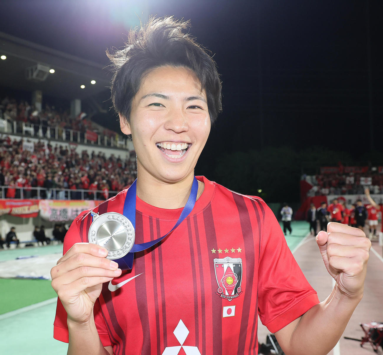優勝メダルを手に笑顔を見せる三菱重工浦和の清家（撮影・足立雅史）