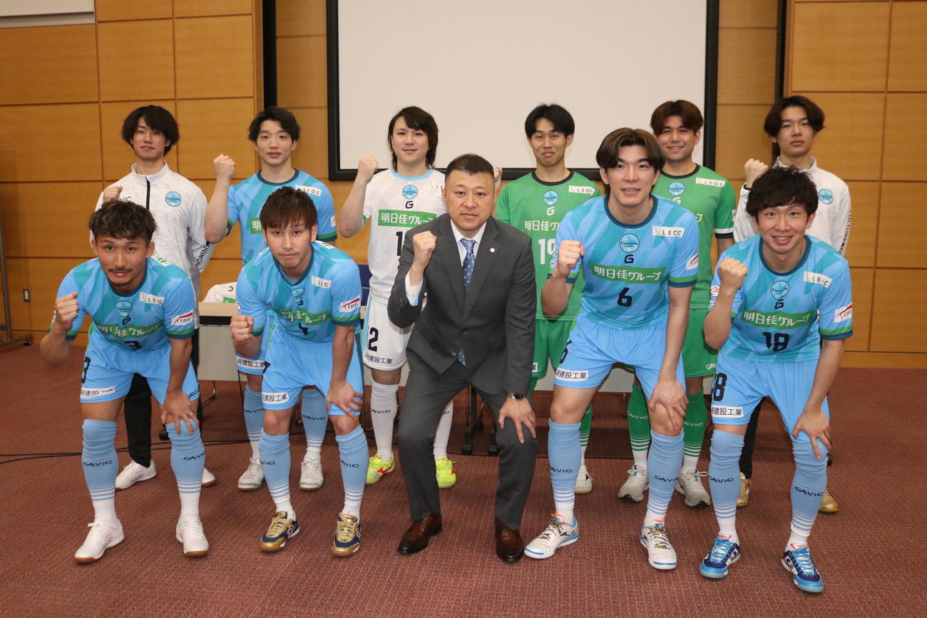 新体制会見に出席したエスポラーダ北海道の選手と菅野監督（前列中央）。前列左から2人目は現役復帰した室田（撮影・保坂果那）
