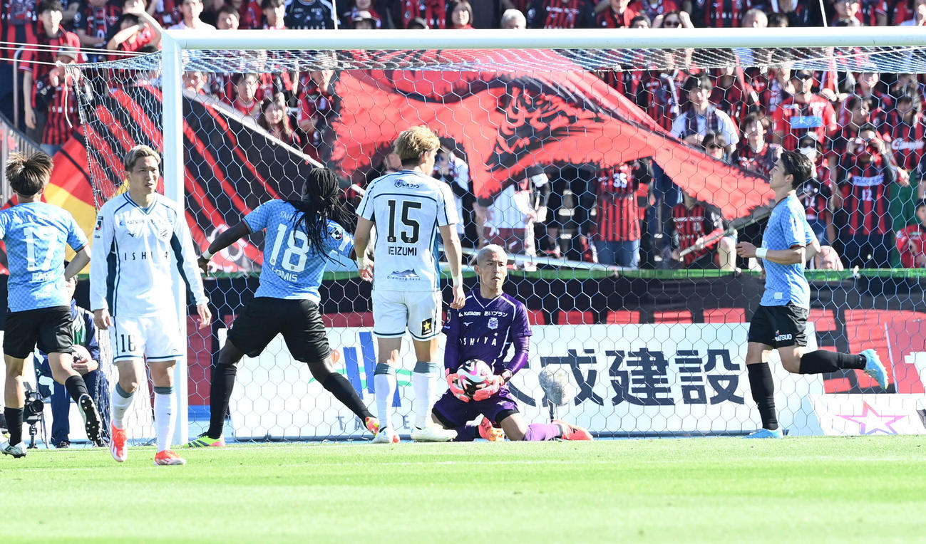川崎F対札幌　前半、札幌GK菅野（右から2人目）は川崎Fゴミス（同4人目）にPKを決められハットトリックを許しぼう然（撮影・山崎安昭）