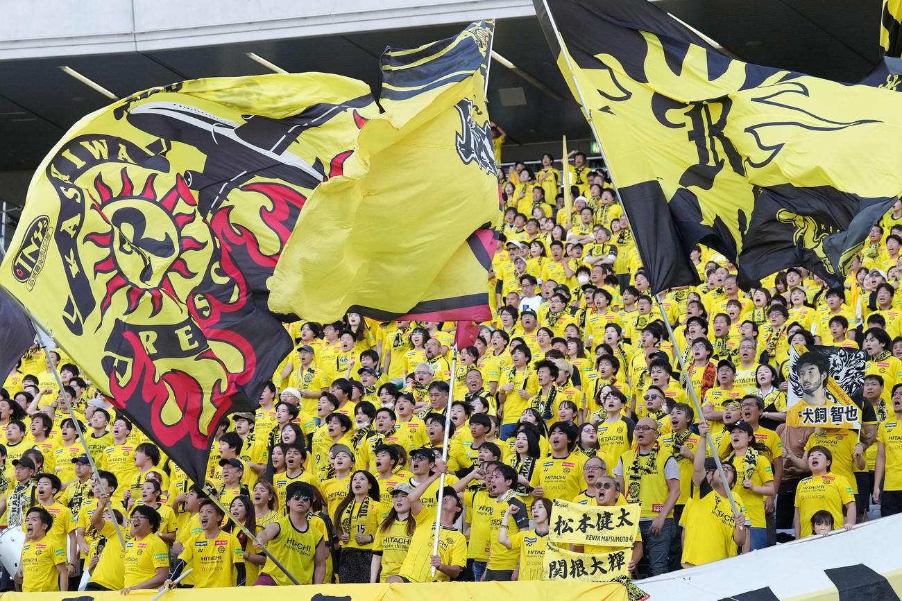 東京対柏　試合前に盛り上がる柏サポーター（撮影・井上学）