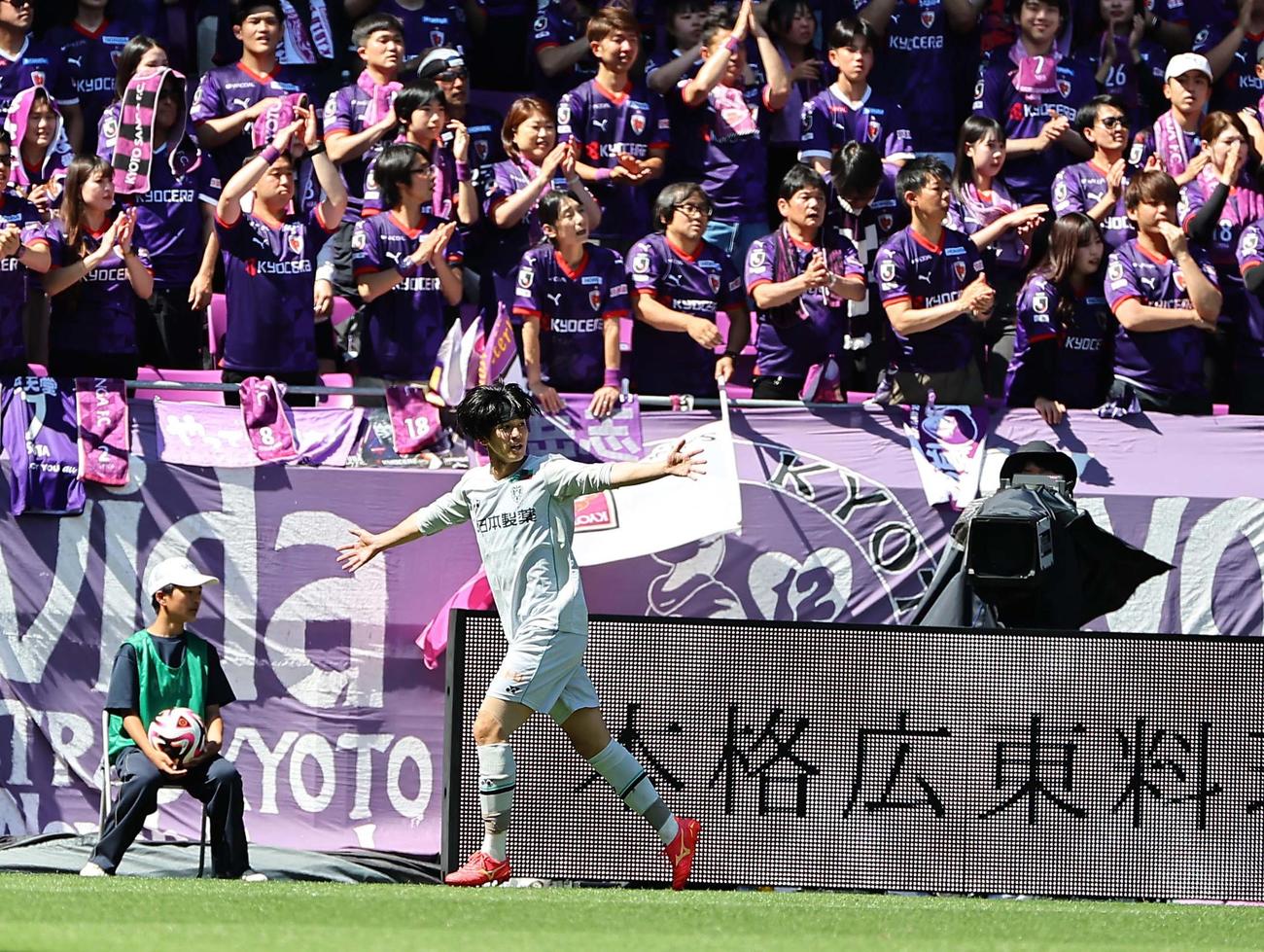 京都対福岡　前半、先制ゴールを決める福岡佐藤（撮影・上田博志）