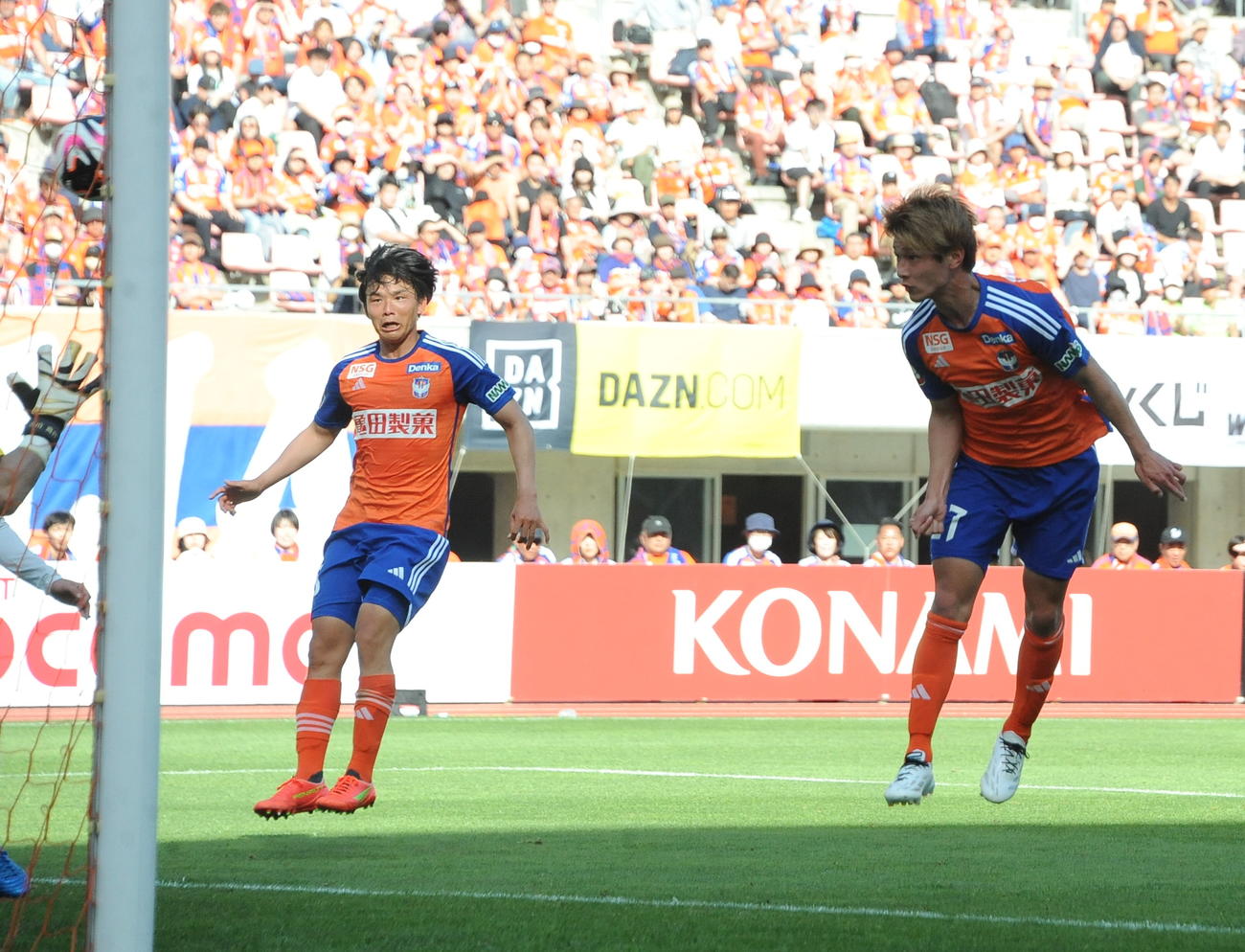1－3の後半42分にヘディングゴールを決める新潟・長倉（右）（撮影・小林忠）