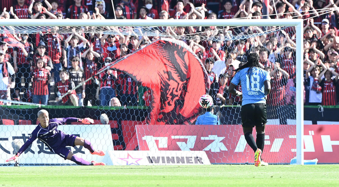 川崎F対札幌　前半、自身3点目となるPKを決めた川崎Fゴミス（右）。札幌GK菅野（撮影・山崎安昭）