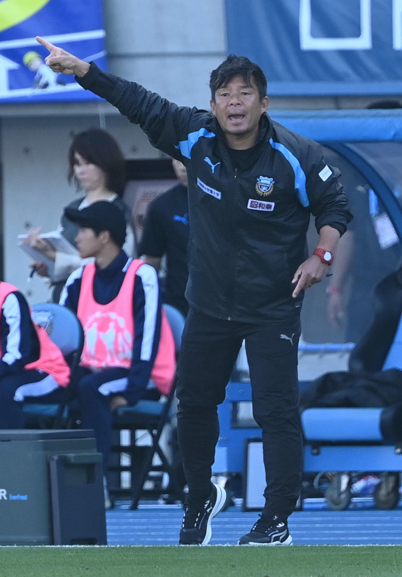 川崎F対札幌　前半、指示を出す川崎F鬼木監督（撮影・山崎安昭）
