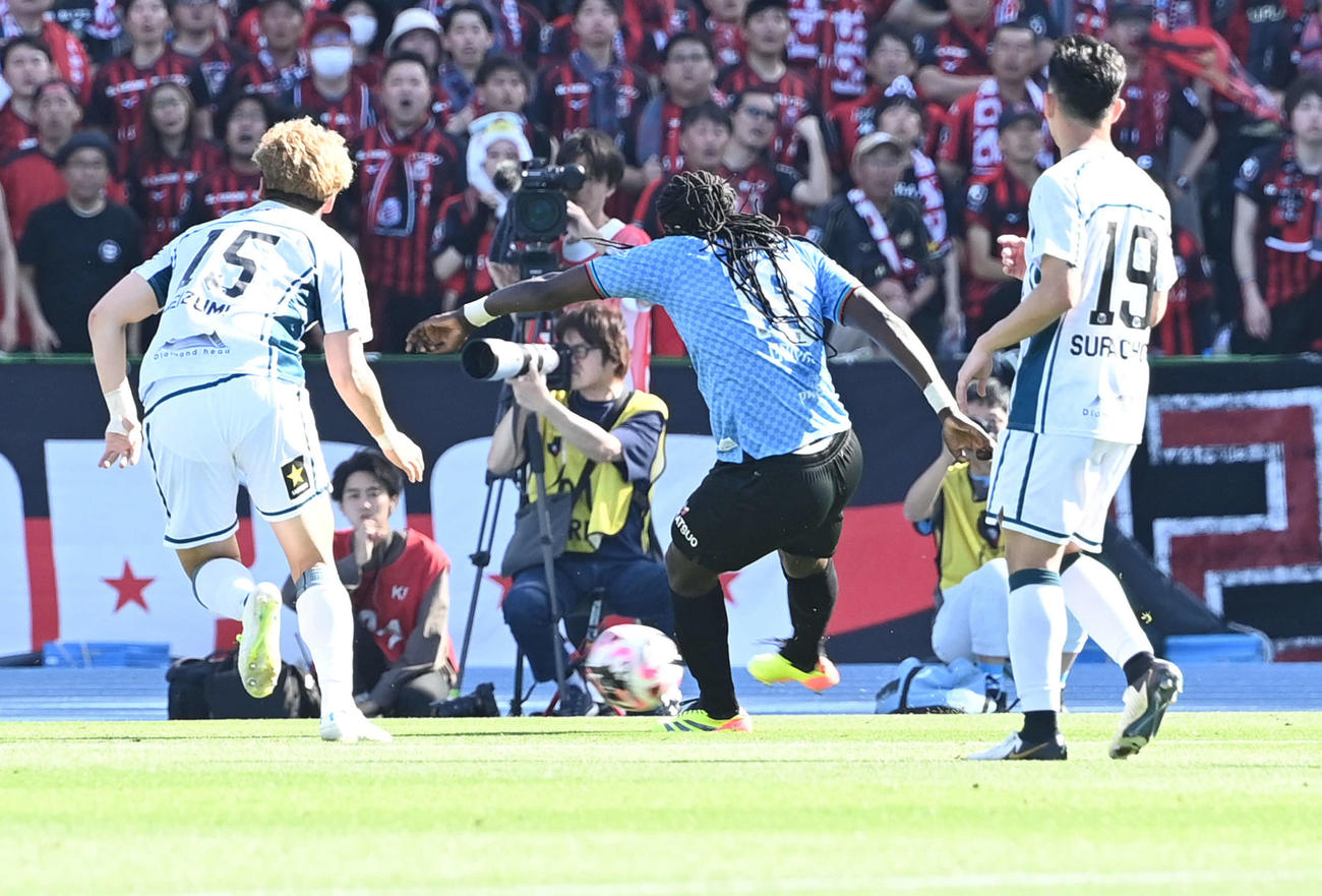 川崎F対札幌　前半、先制点を奪う川崎Fバフェティンビ・ゴミス（中央）（撮影・山崎安昭）